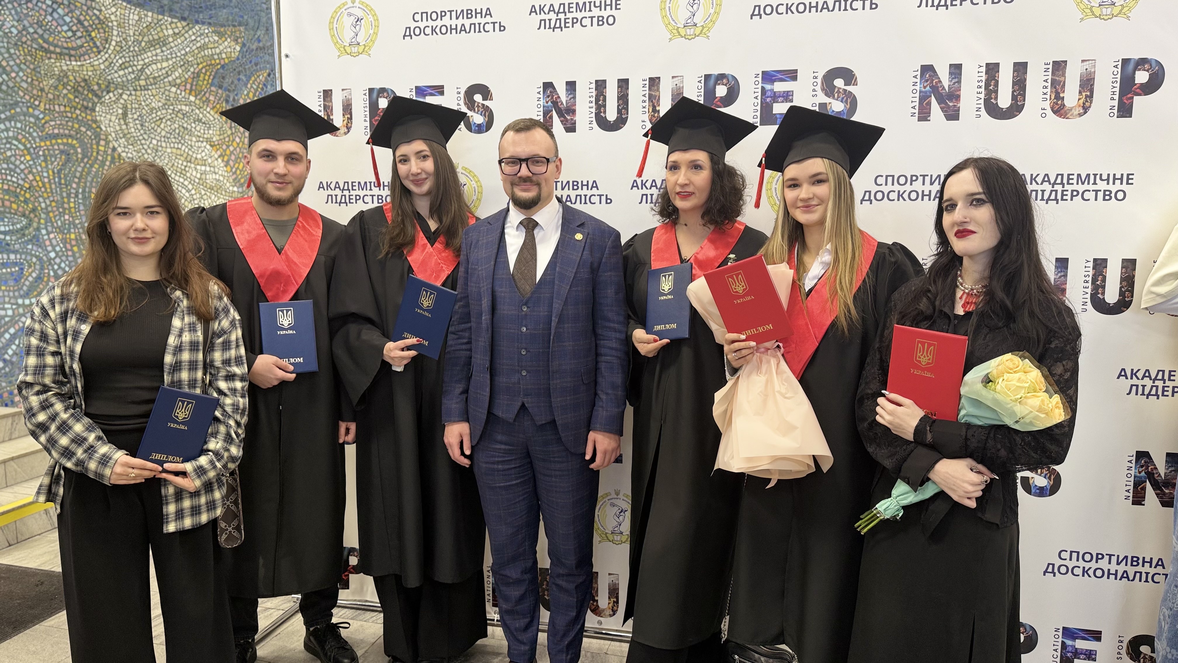 У НУФВСУ вручили дипломи магістрам
